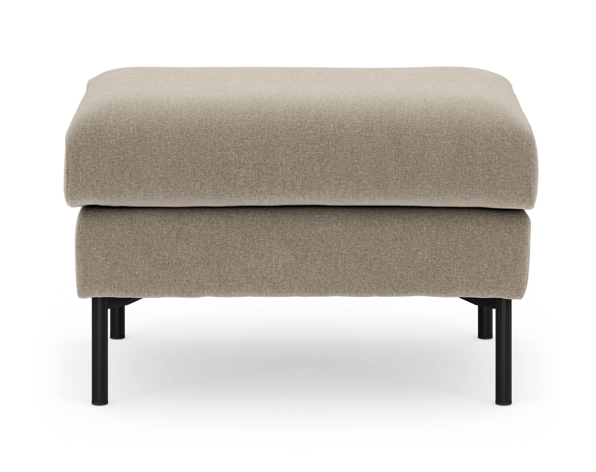 Beige polstret puf/ottoman med sorte metalben, frontvisning, frilagt på hvid baggrund.