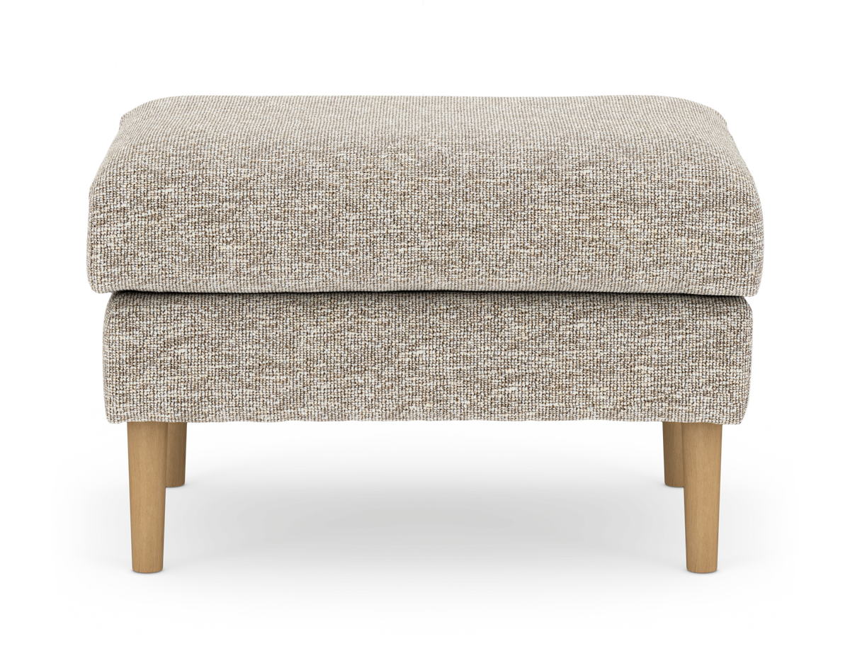 Beige polstret puf/skammel med træben, frilagt på hvid baggrund.