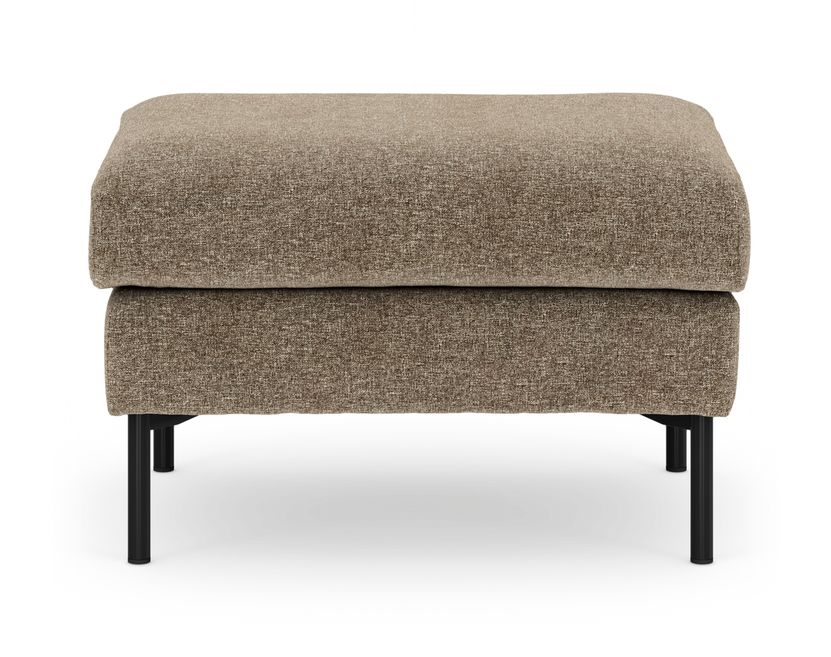 Brun-beige fodskammel/ottoman i tekstil med sorte metalben, fritlagt mod hvid baggrund.