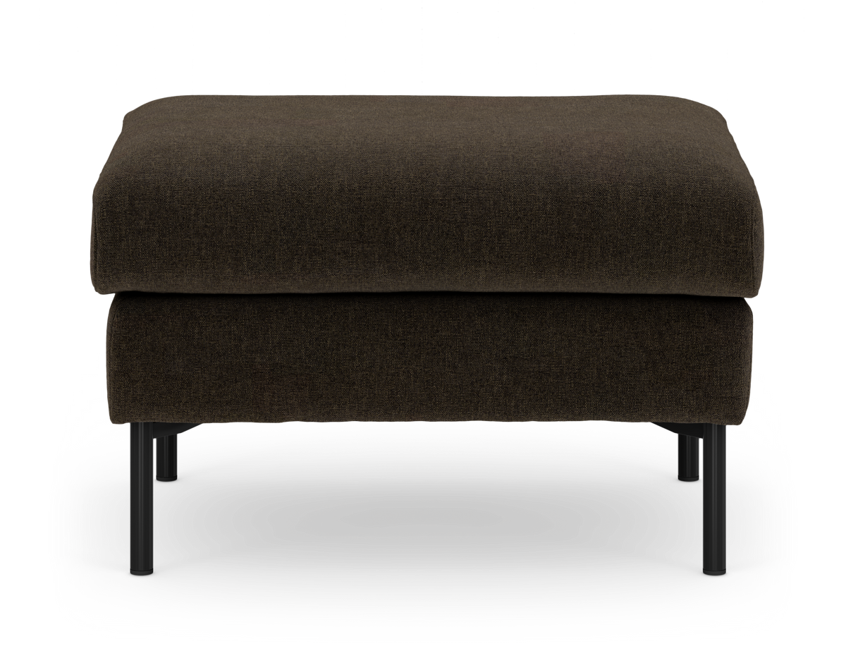 Mørkebrun ottoman/fodskammel med sorte metalben, set forfra mod hvid baggrund.