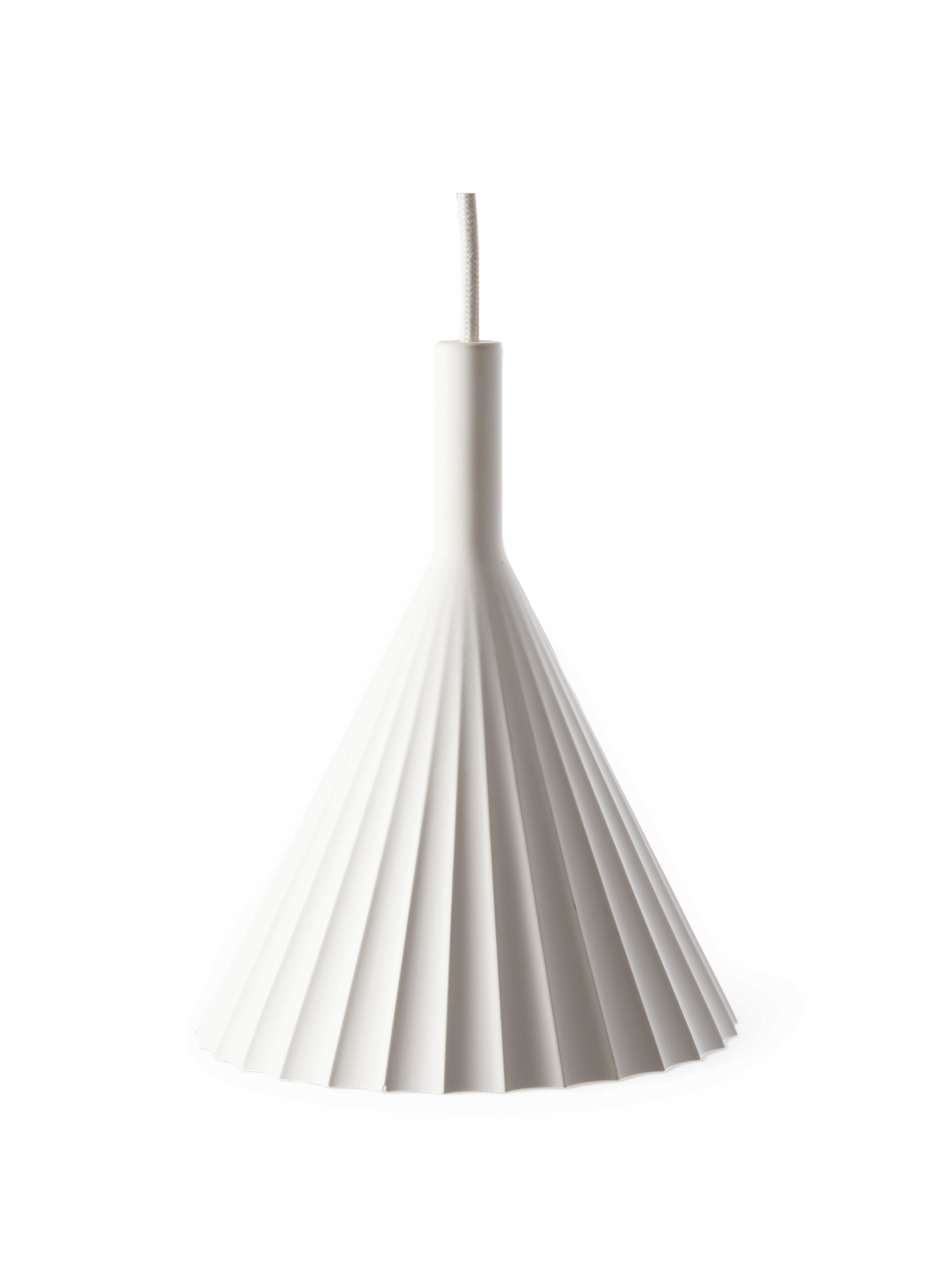 Hvid plisseret pendellampe i kegleformet design.