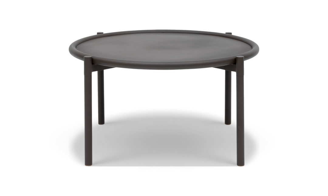 Rundt sidebord i mørkegrå metal med tre ben i moderne, minimalistisk design, frilagt på hvid baggrund.