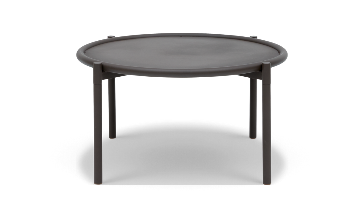 Rundt sidebord i mørkegrå metal med tre ben i moderne, minimalistisk design, frilagt på hvid baggrund.