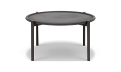 Rundt sidebord i mørkegrå metal med tre ben i moderne, minimalistisk design, frilagt på hvid baggrund.