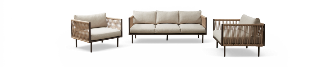 Sofasæt med tresæders sofa og to lænestole i flettet reb/rotting med beige hynder, fritlagt produktfoto.