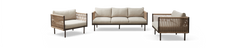 Sofasæt med tresæders sofa og to lænestole i flettet reb/rotting med beige hynder, fritlagt produktfoto.