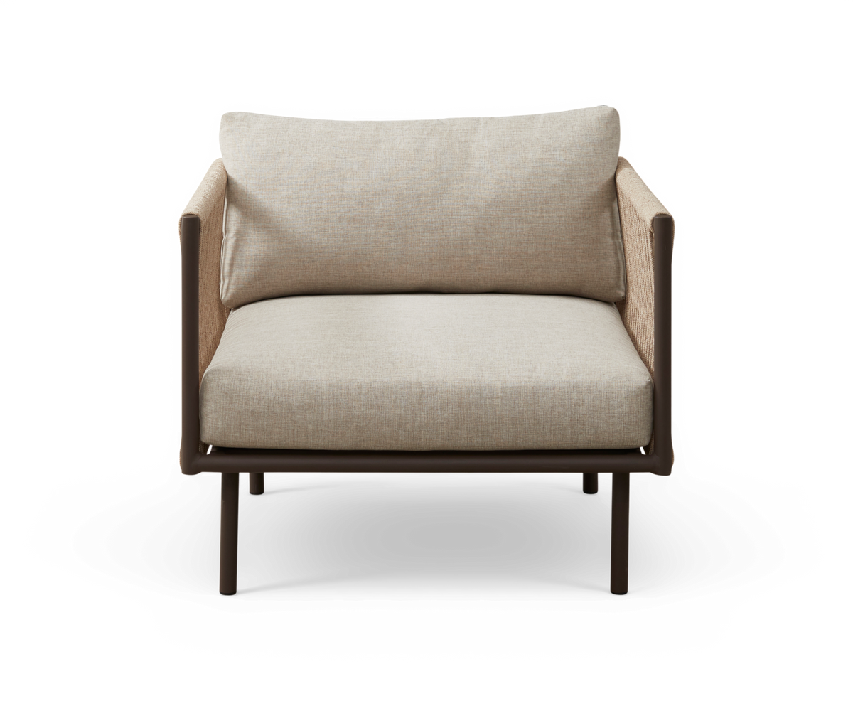 Forfra af en moderne beige lænestol med brun ramme og blød sidde- og ryghynde.