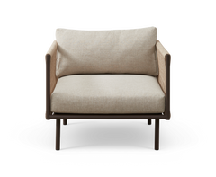 Forfra af en moderne beige lænestol med brun ramme og blød sidde- og ryghynde.
