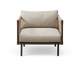 Forfra af en moderne beige lænestol med brun ramme og blød sidde- og ryghynde.
