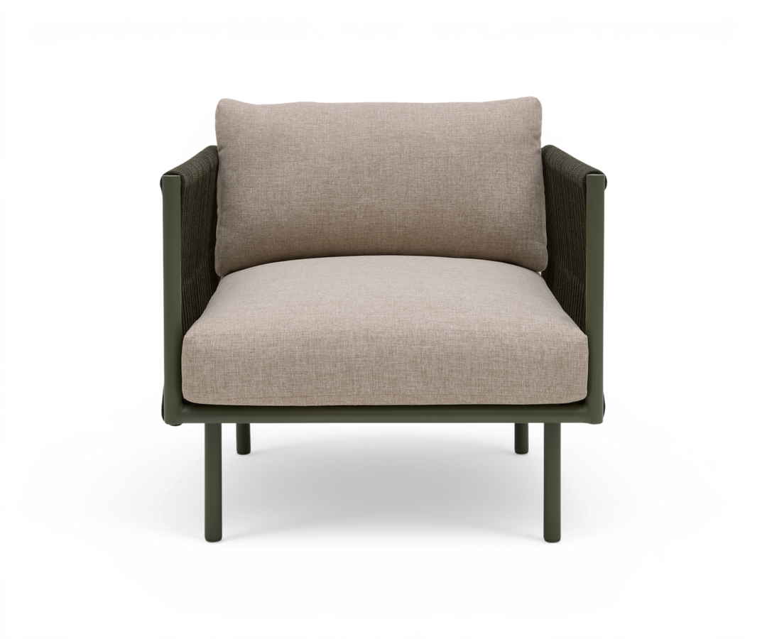 Moderne lænestol med beige puder og mørkegrøn metalramme, frontvisning, frilagt på hvid baggrund.