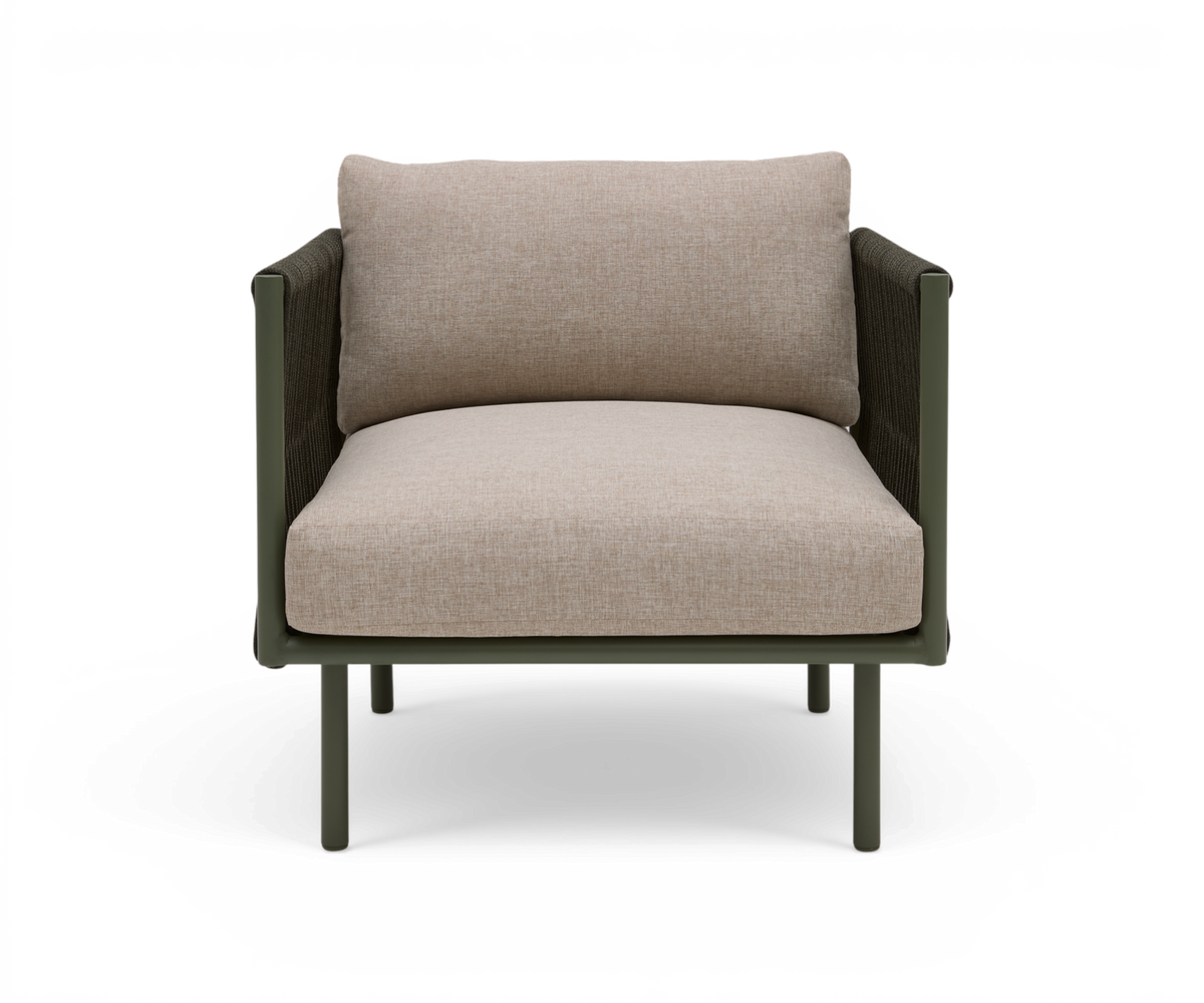 Moderne lænestol med beige puder og mørkegrøn metalramme, frontvisning, frilagt på hvid baggrund.