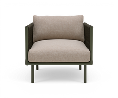 Moderne lænestol med beige puder og mørkegrøn metalramme, frontvisning, frilagt på hvid baggrund.