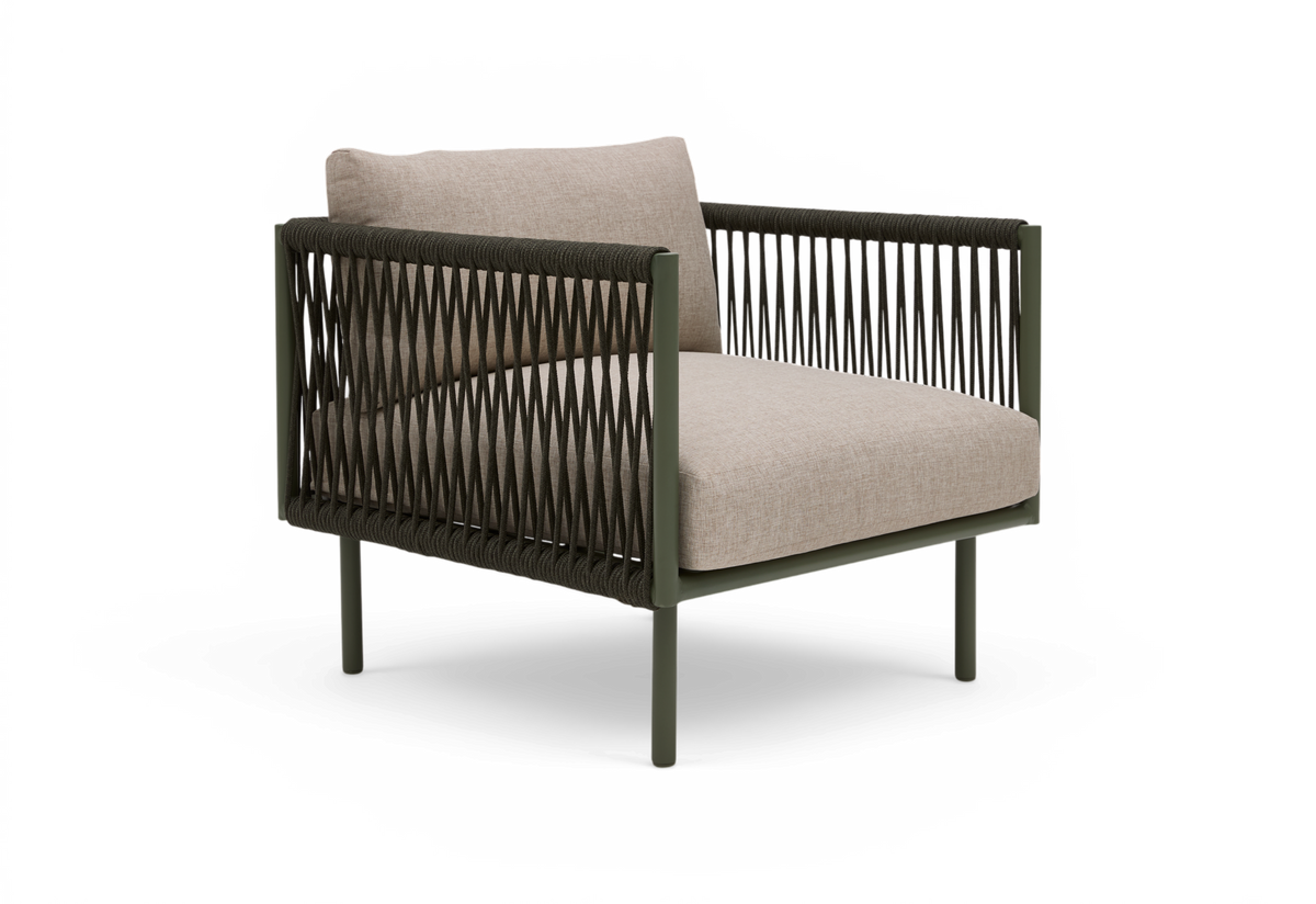 Lounge lænestol med olivengrøn metalramme, mørkegrå flettede reb-sider og beige hynder, frilagt på hvid baggrund.