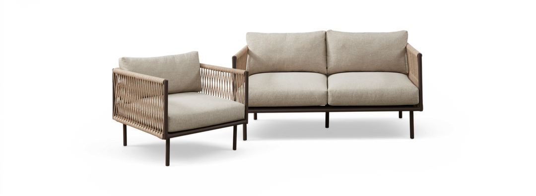 Beige 2-personers sofa og loungestol med flettede reb-sider og metalramme, fritlagt produktfoto.