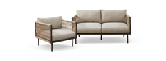 Beige 2-personers sofa og loungestol med flettede reb-sider og metalramme, fritlagt produktfoto.