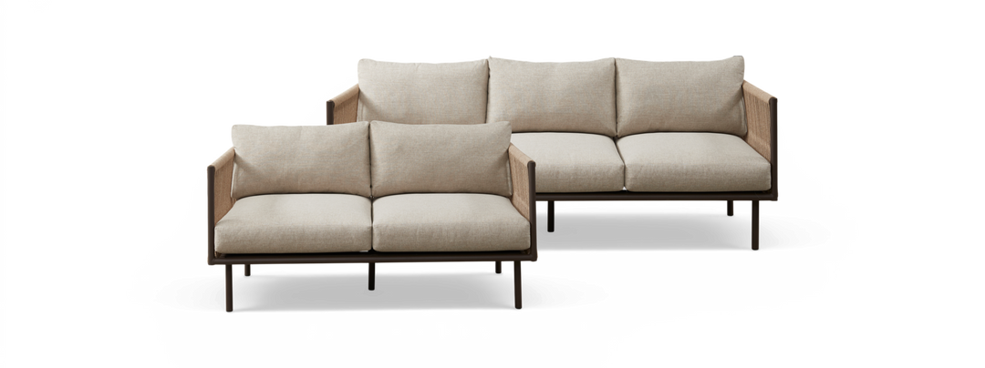 To beige modulsofaer med slanke mørke ben og vævede sidepaneler, frontvisning mod hvid baggrund.