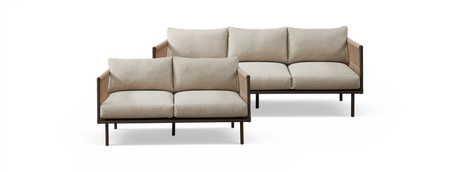 To beige modulsofaer med slanke mørke ben og vævede sidepaneler, frontvisning mod hvid baggrund.