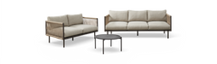 Udendørs loungesæt med to beige sofaer med rebdetaljer og et rundt sort sofabord, fritlagt på hvid baggrund.