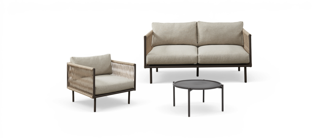 Beige loungesæt med 2-personers sofa, lænestol og rundt lavt sofabord med flettede sider.