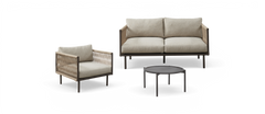 Beige loungesæt med 2-personers sofa, lænestol og rundt lavt sofabord med flettede sider.