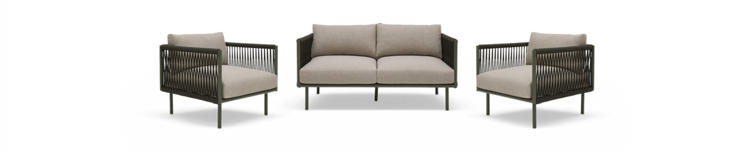 Sofasæt med to lænestole og 2-personers sofa, beige hynder og mørkegrøn flettet ramme, frilagt.
