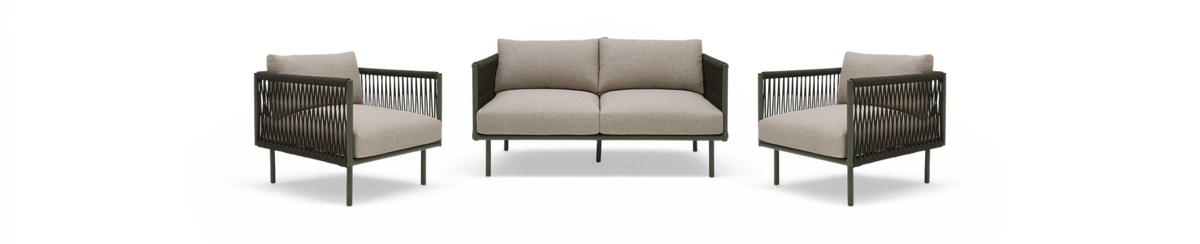 Sofasæt med to lænestole og 2-personers sofa, beige hynder og mørkegrøn flettet ramme, frilagt.