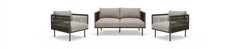 Sofasæt med to lænestole og 2-personers sofa, beige hynder og mørkegrøn flettet ramme, frilagt.