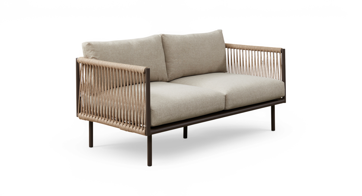 Beige 2-personers sofa med rebflettede sider, mørk metalramme og tykke sæde- og ryghynder, fritlagt mod hvid baggrund.