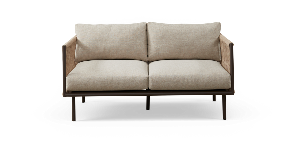Beigefarvet 2-personers sofa med bløde ryg- og siddepuder og brune ben i moderne design.