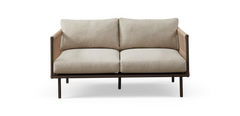 Beigefarvet 2-personers sofa med bløde ryg- og siddepuder og brune ben i moderne design.