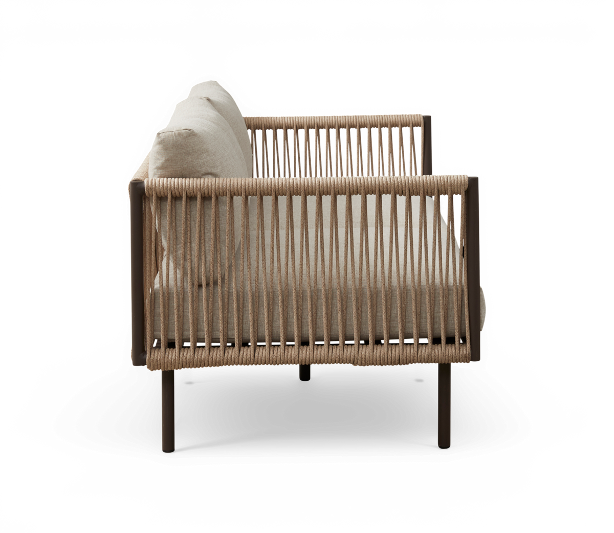 Sidevisning af loungestol/sofamodul med flettede rebsider og beige hynder på mørke ben, frilagt på hvid baggrund.