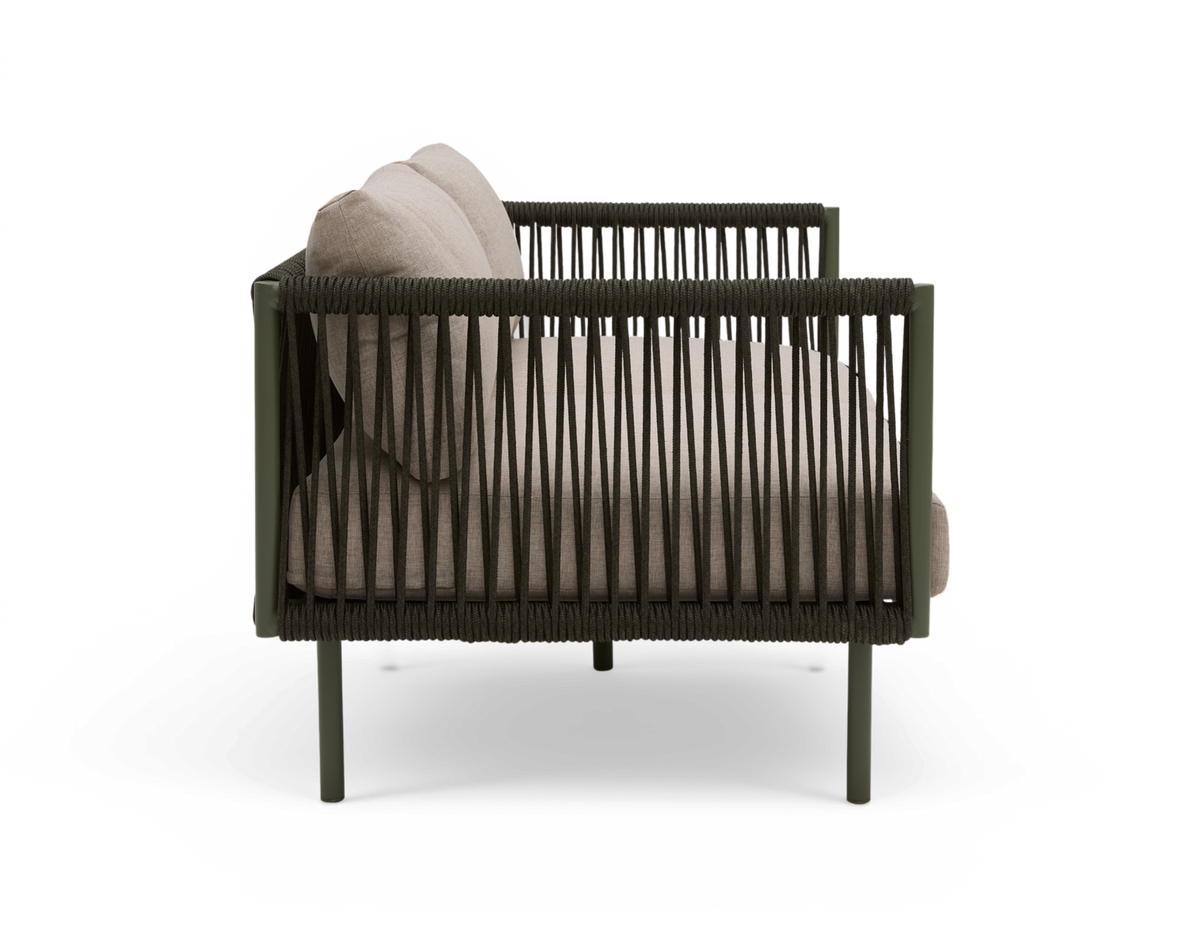 Sidevisning af moderne loungestol med olivengrøn ramme, mørke snorede sider og beige hynder på isoleret baggrund.