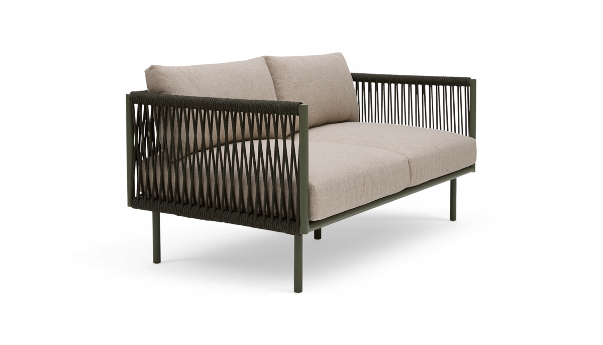 To-personers sofa med beige puder, mørkegrøn metalramme og flettede reb-sider.