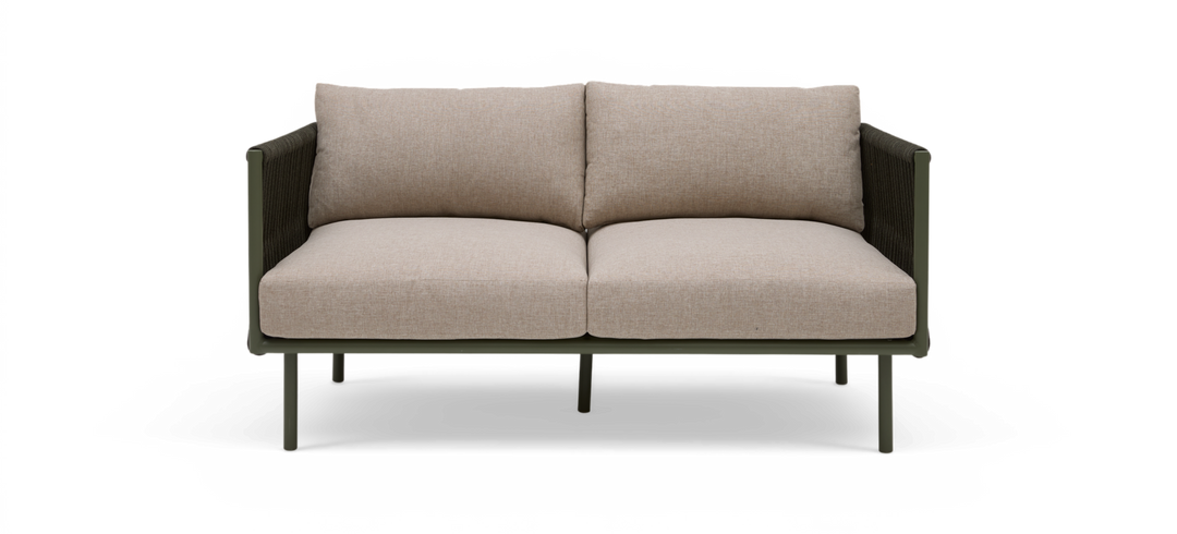 2-personers sofa med beige hynder og olivengrøn ramme, frontvisning.