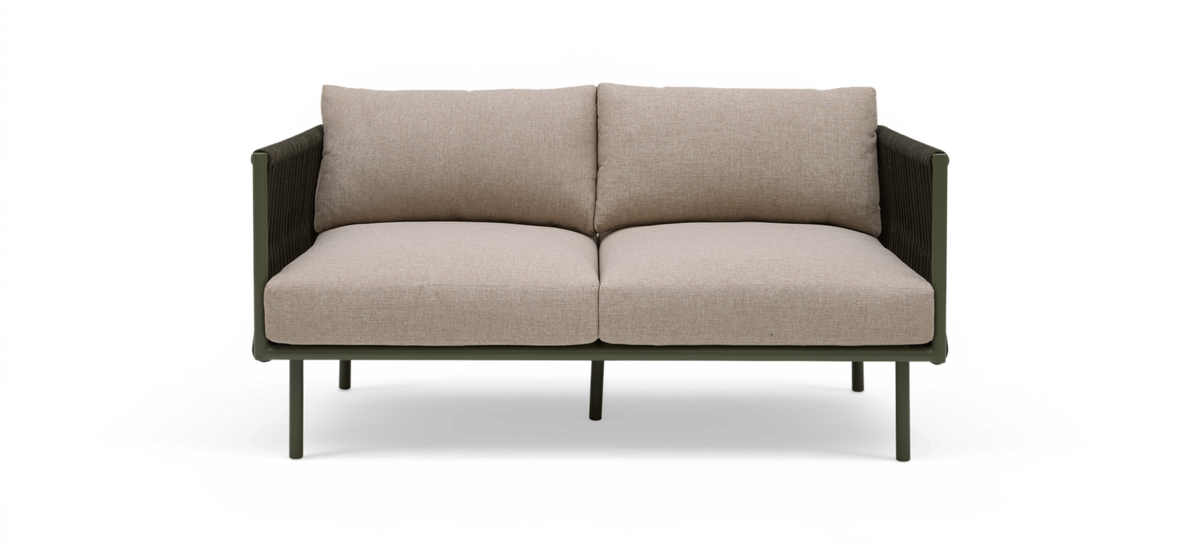2-personers sofa med beige hynder og olivengrøn ramme, frontvisning.