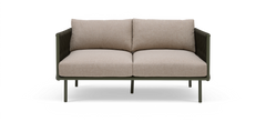 2-personers sofa med beige hynder og olivengrøn ramme, frontvisning.