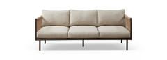 Beige 3-personers sofa med stofbetræk, brun ramme og flettede sidepaneler, frilagt på sort baggrund set forfra.