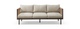 Beige 3-personers sofa med stofbetræk, brun ramme og flettede sidepaneler, frilagt på sort baggrund set forfra.