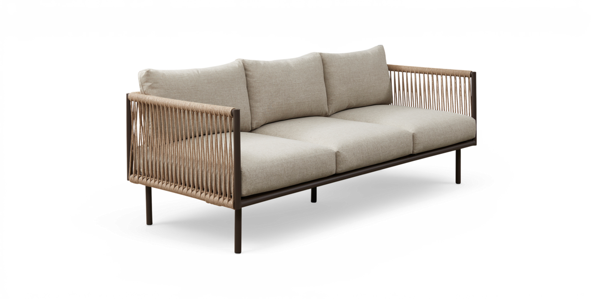 Beige 3-personers sofa med flettede reb-sider og mørk metalramme, vist i trekvarts vinkel.