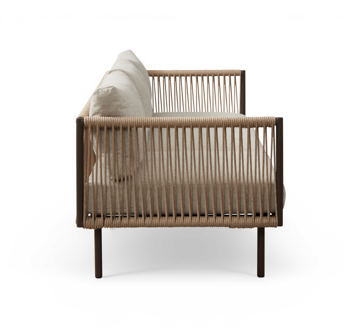 Sidevisning af beige sofa med rebflettede sider, polstret sæde og ryg, på mørke metalben.