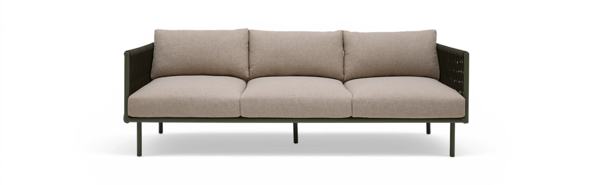 Beigefarvet tresæders sofa med lige armlæn og slank metalramme, set forfra.