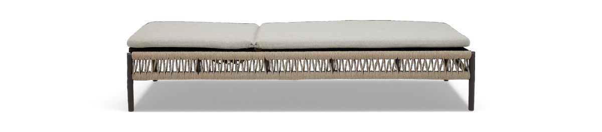 Lang bænk med lys beige hynde og flettet reb-base på mørke ben, fritlagt på hvid baggrund.