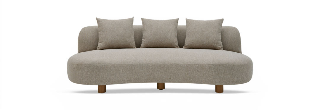 Beige buet sofa med tre puder og træben, frontvisning, isoleret på sort baggrund.