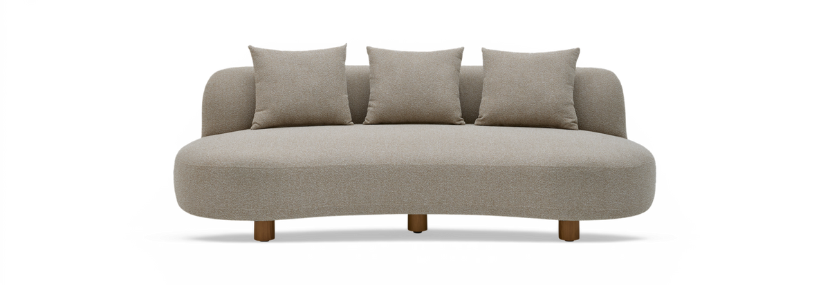 Beige buet sofa med tre puder og træben, frontvisning, isoleret på sort baggrund.