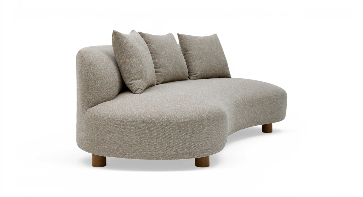 Buet beige stofsofa med tre løse rygpuder og runde træben, fotograferet i trekvart vinkel på hvid baggrund.