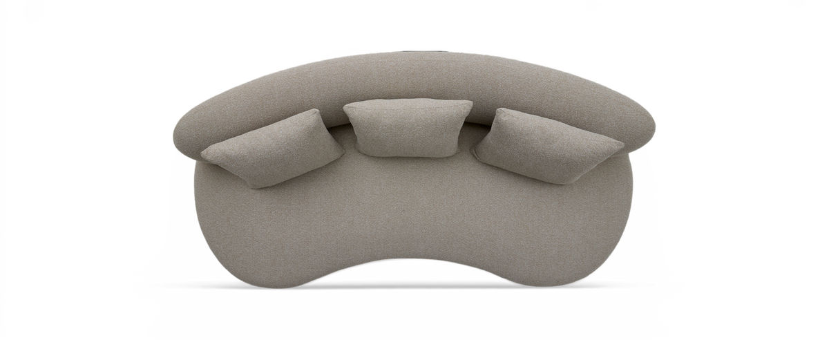 Organisk formet beige sofa med tre puder, set oppefra mod sort baggrund.