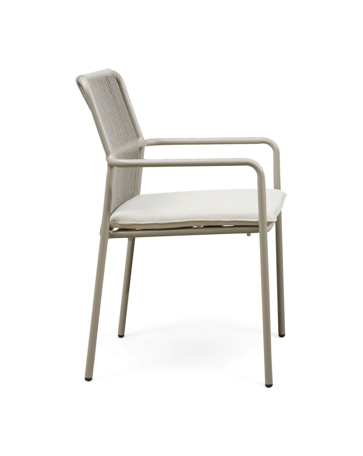 Beige metalstol med armlæn og lys sædepude, frilagt på hvid baggrund.