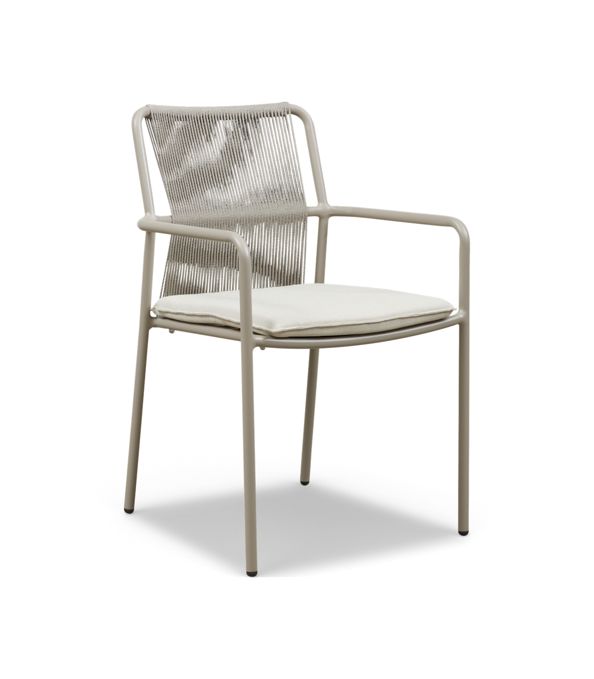 Beige stol med metalramme, flettet ryglæn og hvid sædepude.