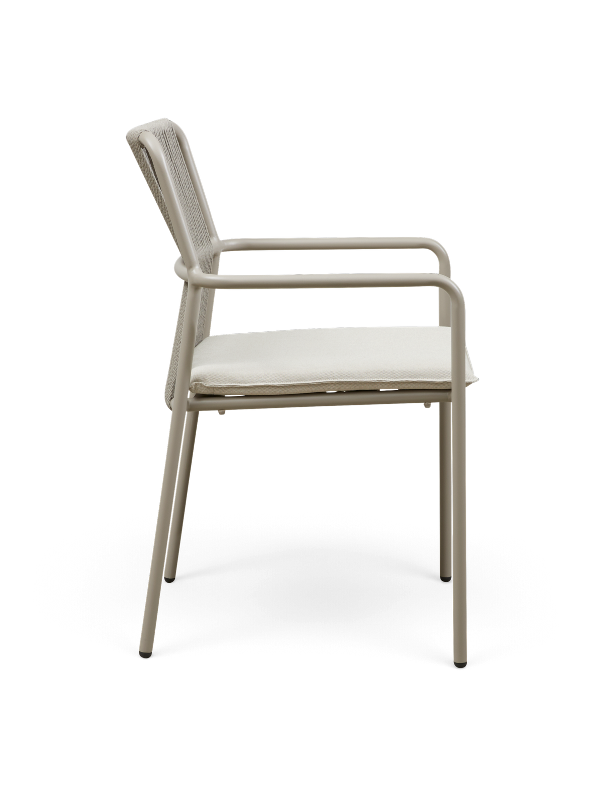 Sidevisning af beige metalstol med netryg og lys sædepude, frilagt på hvid baggrund.