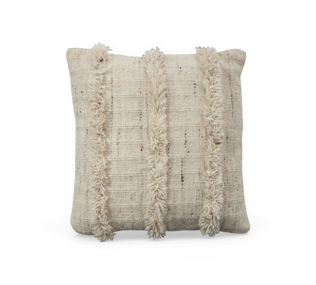 Beige pyntepude med tre lodrette frynser
